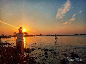 Mengintip Pantai Eksotis di Balik Bandara Ahmad Yani