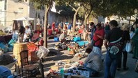 Barang antik yang dijual di Feira da Ladra, Lisbon, Portugal