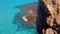 Pemandangan dari atas batu karang (matinulkhuluk.blogspot.com)