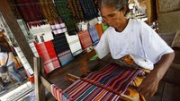 Nenek tua ini masih melestarikan tenun Lombok (Foto: Rachman/detikFoto)