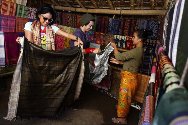 Endhita dan Nicky Tirta mencoba tenun Lombok (Foto: Rachman/detikFoto)