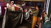 Endhita dan Nicky Tirta mencoba tenun Lombok (Foto: Rachman/detikFoto)