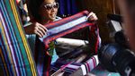 Mengintip Pembuatan Kain Tenun Khas Lombok