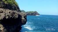 Karang yang terjal di pinggir laut