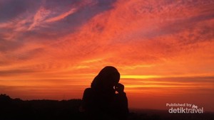 Mengintip Sunset yang Ciamik dari Candi Ratu Boko