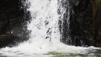 Airnya sangat deras (Krestiawan Wibowo Santoso)