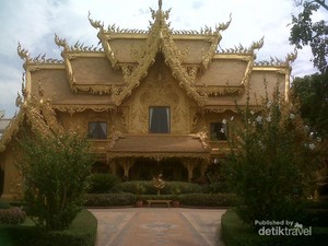 Mengintip Toilet Emas di Thailand