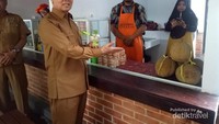 Bupati Majalengka, H Karna Sobahi memperkenalkan kuliner di lokasi taman raharja