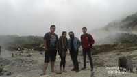 Ini team kami; Adam, Anis, Dian dan saya sendiri.
