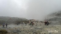 Aroma belerang yang pekat menyambut kedatangan kami