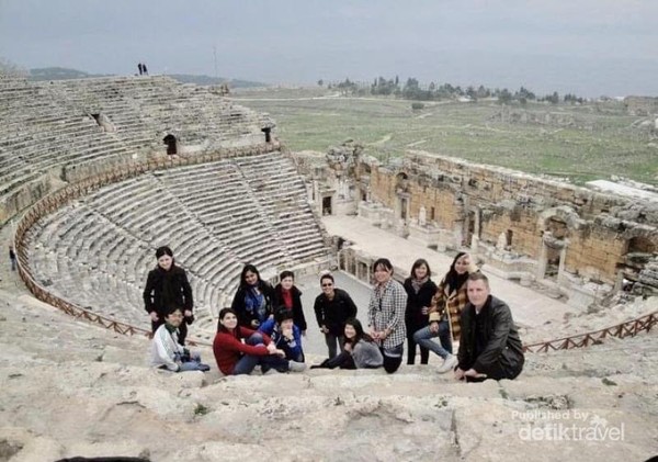 Berfoto bersama teman-teman Exchange Participant dari berbagai belahan dunia di Amfiteater Efesus