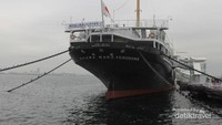 Hikawa Maru yang terlihat megah di lautan
