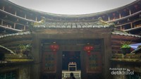 View sisi dalam bangunan Tulou dari arah entrance masuk