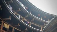 Bangunan Tulou terdiri dari beberapa lantai yang berfungsi sebagai pemukiman komunal.