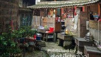 Sisi lain dari bangunan Tulou, lantai bawahnya digunakan sebagai area usaha.