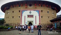 Huaiyuan Tulou yang melingkar dilihat dari luar.
