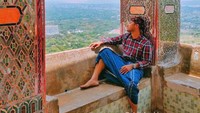 Mandalay Hill, sebagai pagoda dan biara tempat ini sangat cantik berhiaskan tembok mozaik dan tulisan serta doa-doa di sekeliling temboknya