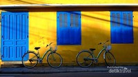 Bersepeda di pagi hari merupakan cara terbaik untuk menjelajahi setiap sudut Kota Hoi An.