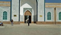 Gerbang masuk ke komplek makam Imam Bukhari