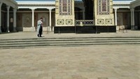 Di bawah kubah inilah tersimpan makam Imam Bukhari