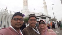 Di depan Masjid Quba
