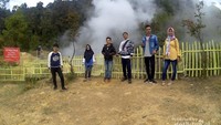 Berlatar kawah-kawah air mendidih