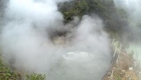 Sumber air panas yang berasal dari kawah gunung menjadi daya tarik wisatawan lokal
