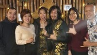 Foto bersama teman dan mempelai
