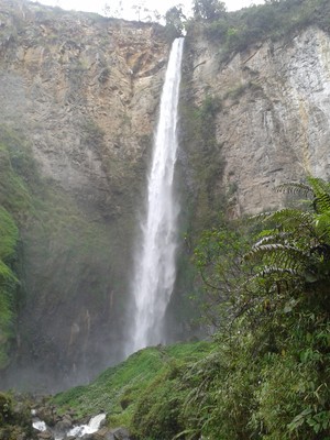 Menikmati Air Terjun Sipiso-piso Dari Dekat