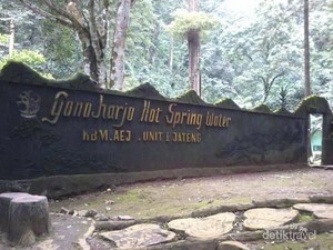 Menikmati Akhir Pekan dengan Air Panas di Kendal