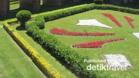 Castelle de Montjuic dengan taman hijau di bagian depan