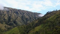 Dari kejauhan terlihat Letter E, jalur pasir berbatu dibatasi jurang yang harus dilalui untuk mencapai puncak Gunung Rinjani