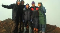 Berpose bersama wisatawan asing di puncak Gunung Rinjani