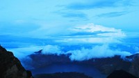 Penampakan Danau Segara Anak dari puncak Rinjani yang mempesona