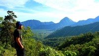 Rangkaian perbukitan di sekitar Taman Nasional Gunung Rinjani