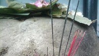 Di sini masih kental dengan tradisi  nyumet menyan
