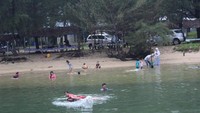 para pengunjung menikmati sungai