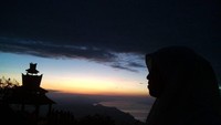 Langit masih gelap