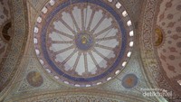 Interior kubah masjid biru yang memikat