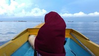 rekan saya ketika berada di kapal menuju samalona