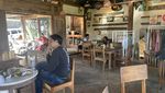 Menikmati Hijaunya Dago dari Warung Sederhana Ini