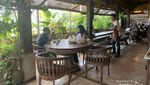 Menikmati Hijaunya Dago dari Warung Sederhana Ini