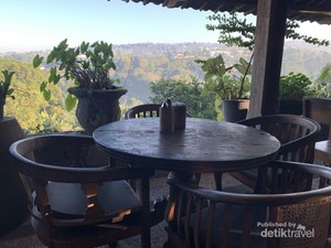 Menikmati Hijaunya Dago dari Warung Sederhana Ini