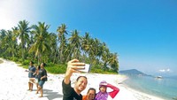 Sibuk berfoto di Pulau Tegal