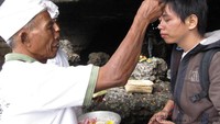 Setelah mencuci muka dengan air suci, dahi diberi beras dan telinga diselipi bunga