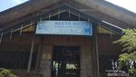 Menikmati Indahnya Teluk Mutiara dari Restoran Kayu di NTT