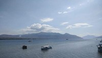 Tampak perahu motor dan gugusan pegunungan di seberang menambah indah pemandangan dari beranda resto Mama Kalabahi.