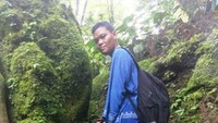 Harus Melalui Sela Batu yang Sempit Sebelum Sampai di Air Terjun Goa Rang Reng