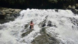 Menikmati Jacuzzi Alami di Air Terjun Goa Rang Reng Bali