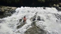 Duduk di Bebatuan Air Terjun Goa Rang Reng